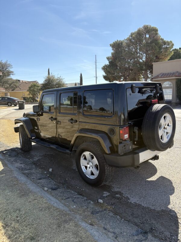 2012 Jeep Wrangler Unlimited Sahara - Image 4