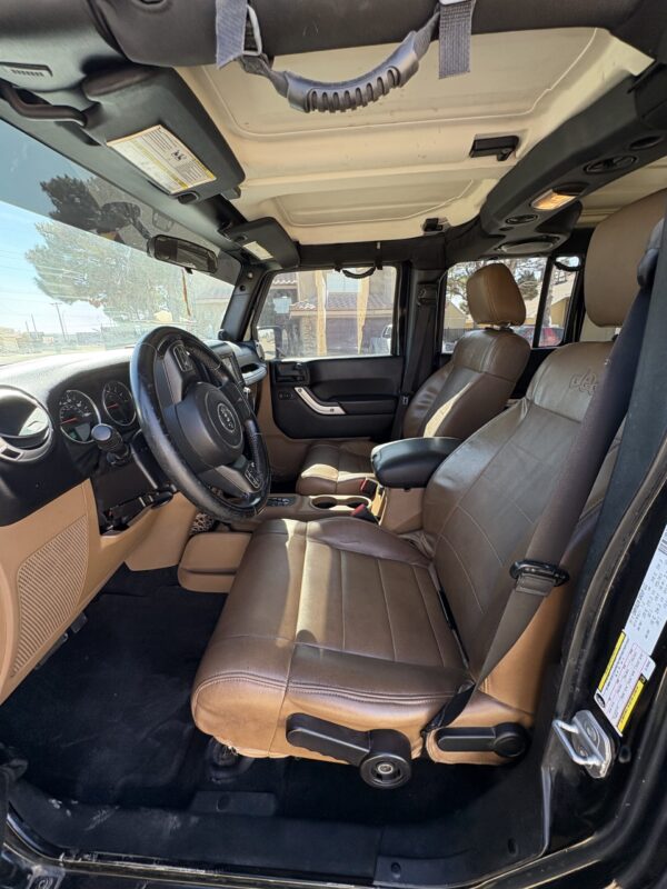 2012 Jeep Wrangler Unlimited Sahara - Image 9