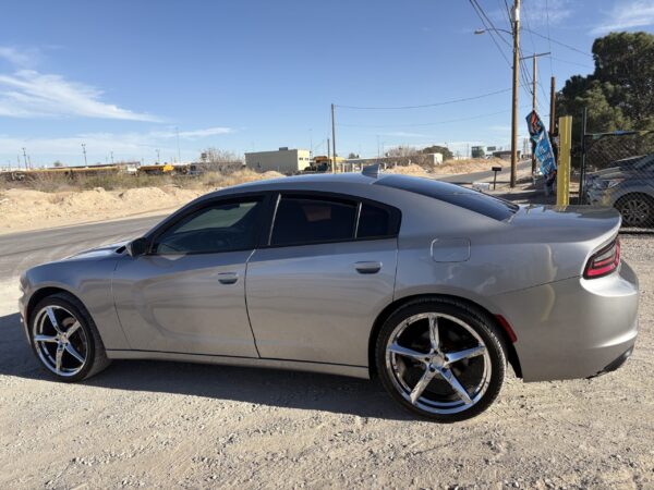 2016 Dodge Charger SXT - Image 4