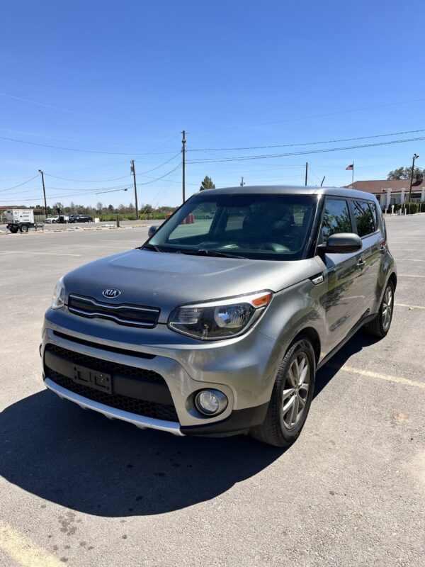 2017 Kia Soul + Wagon - Image 2